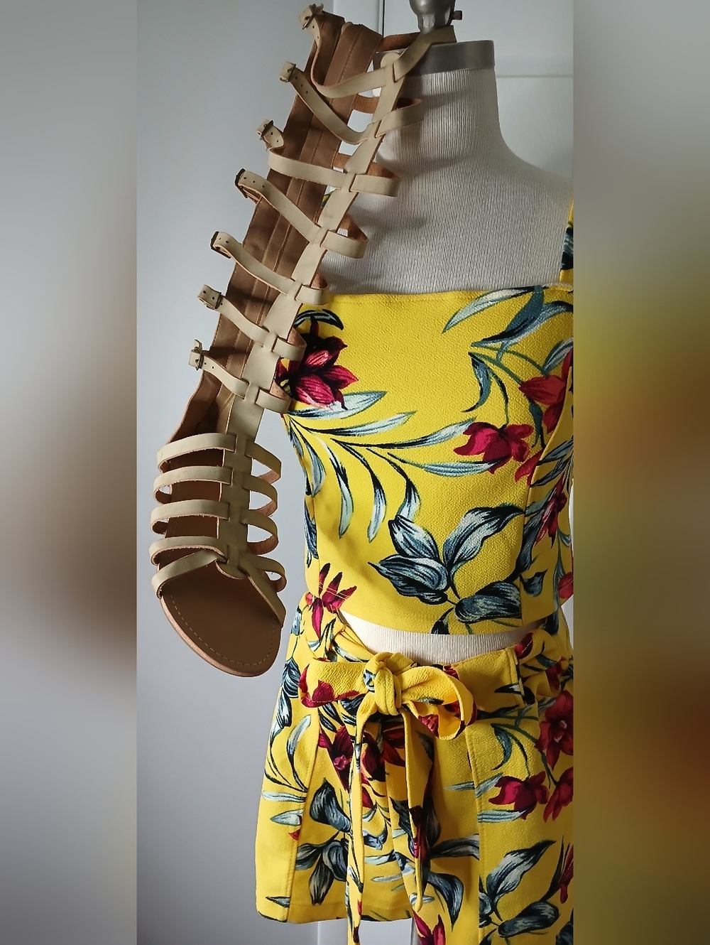 Knee-High Gladiator Sandals in Nude. Size 8. - Picture 4 of 6
